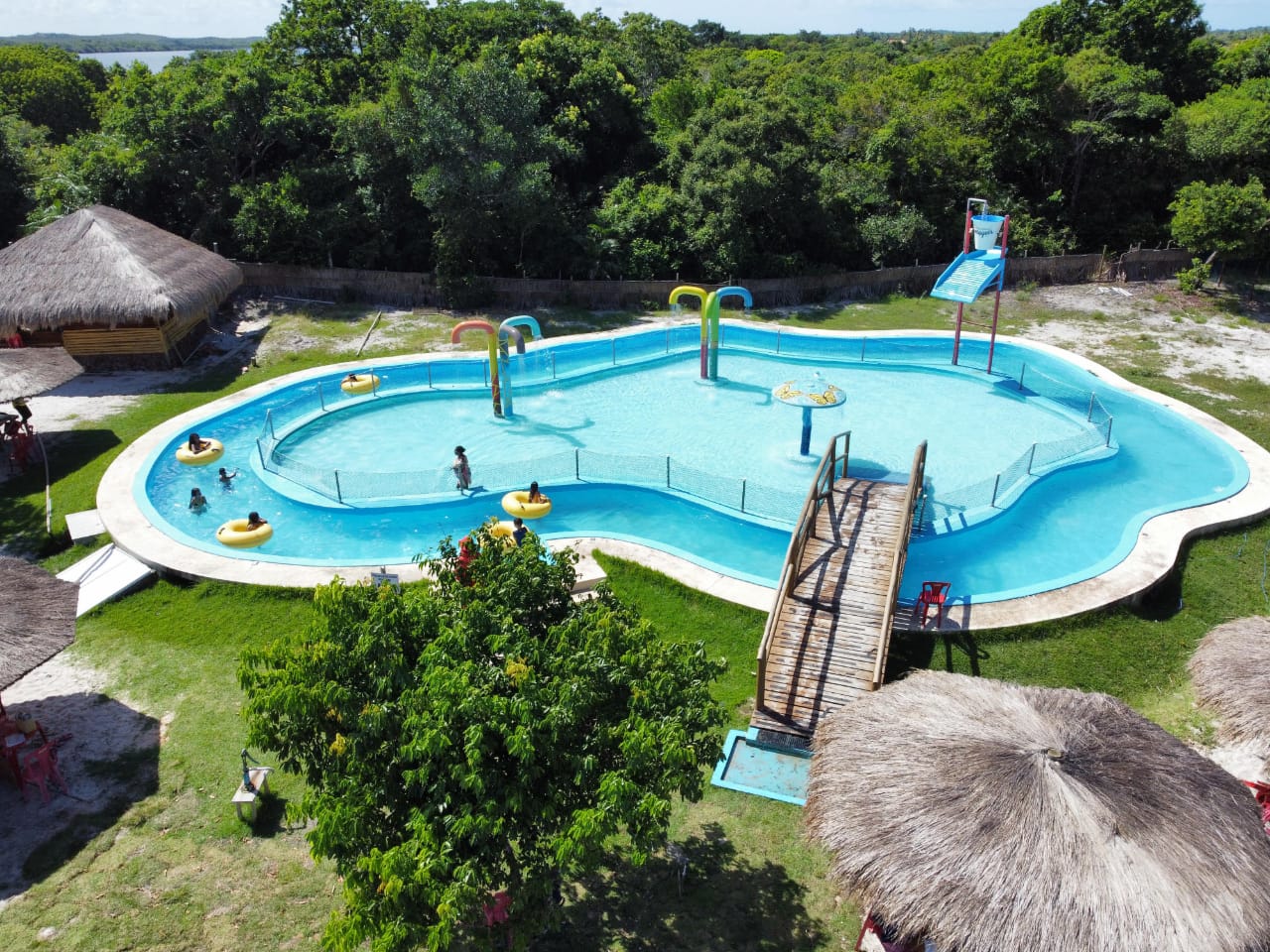 Piscina com tobogã, boias e brinquedos aquáticos do Paraíso dos Tambaquis na Lagoa dos Tambaquis, Estância/SE